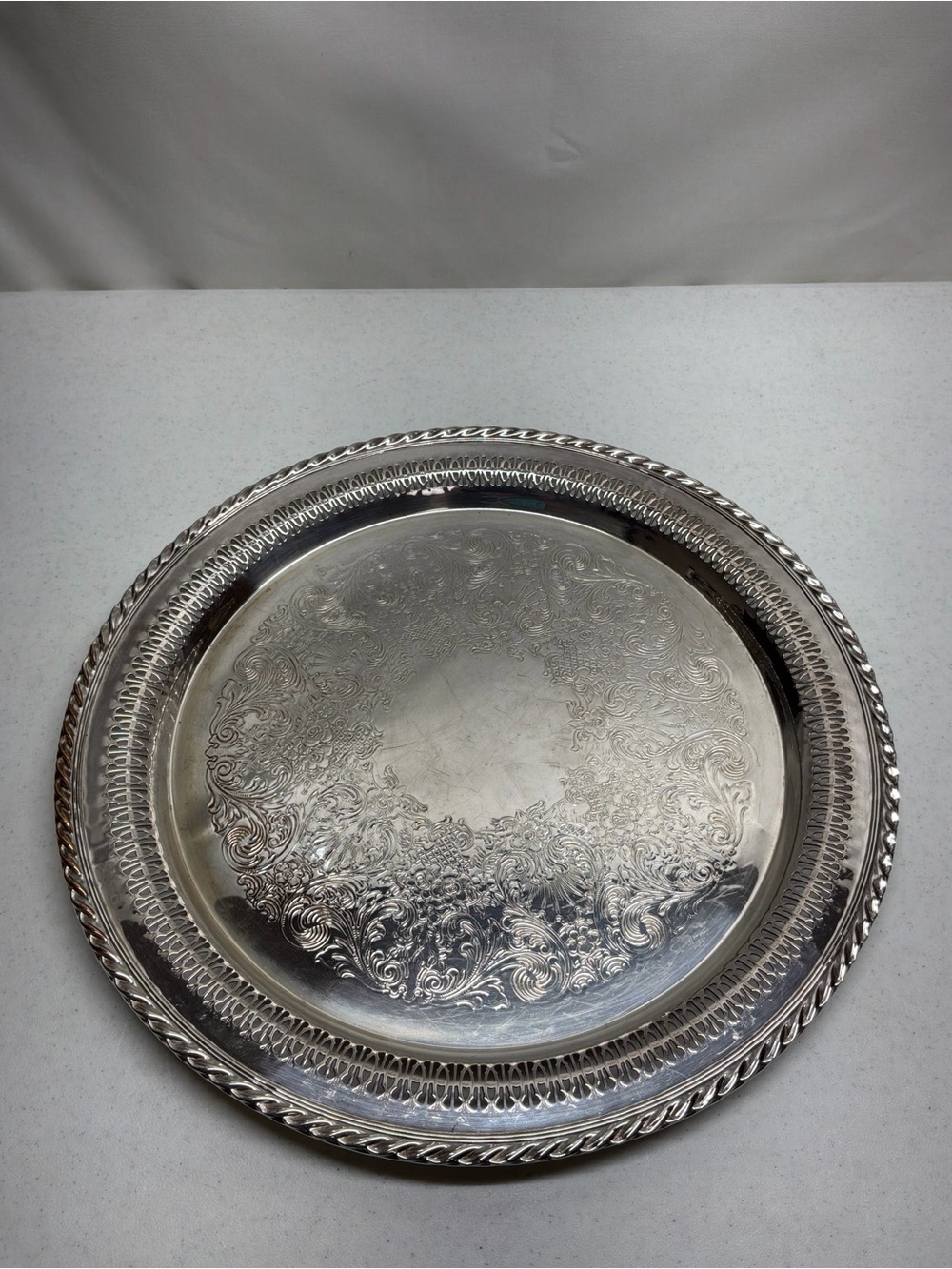 Vintage Wm. Rogers #4172 Round Silver Plate Pierced Serving Beverage Tray 15"